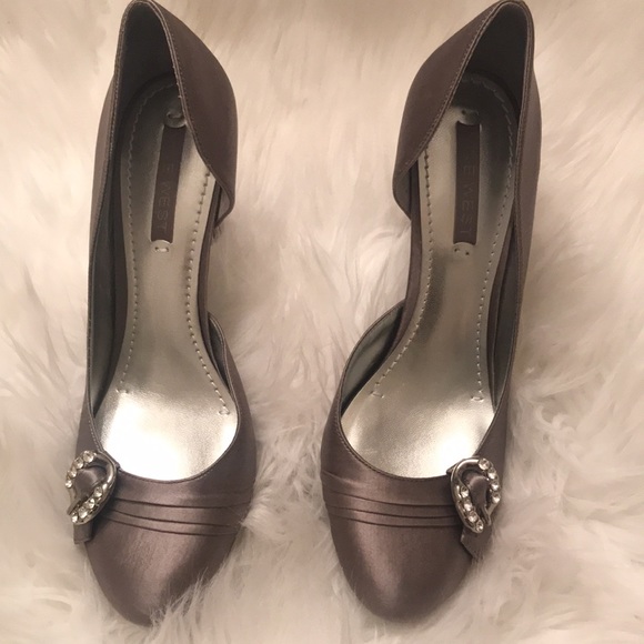 Beautiful satin dressy pump - Picture 3 of 6